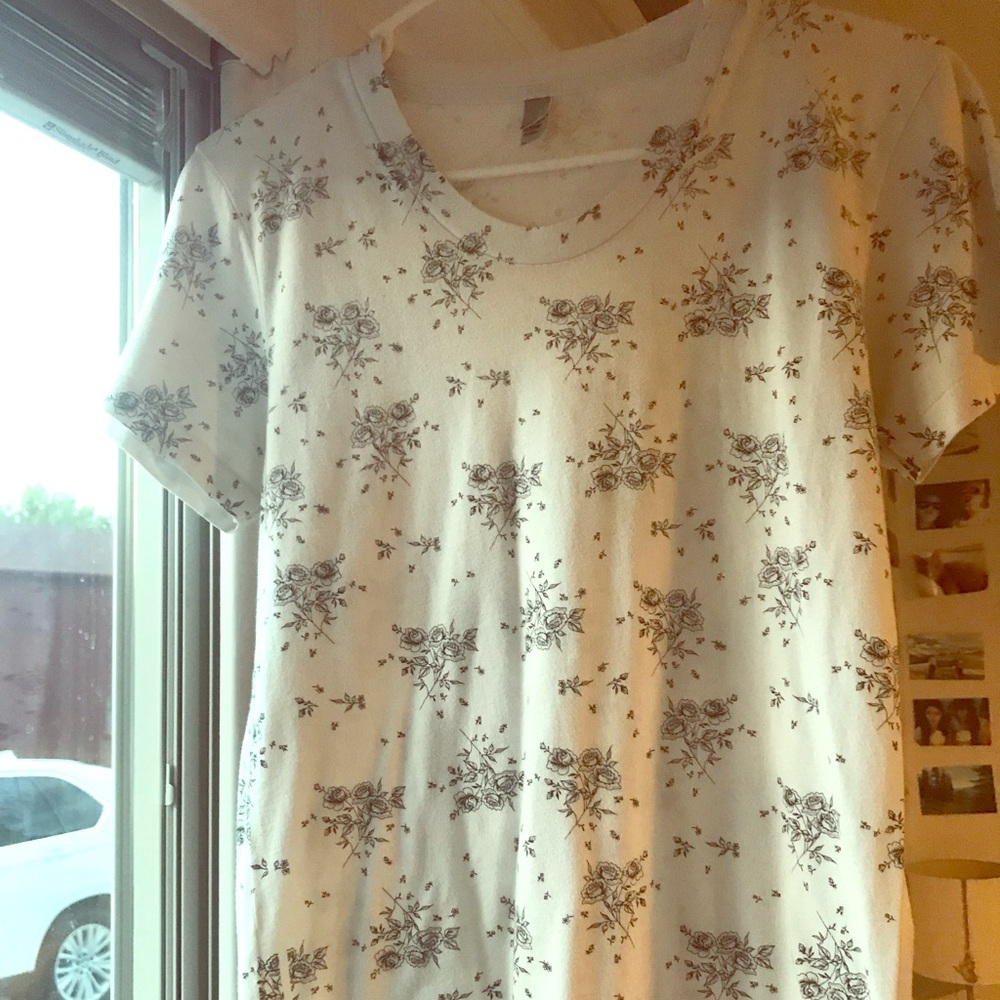 SIMPLE FLORAL BLACK AND WHITE TEE